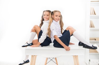 1 Eylül, okulun ilk günü. 1 Eylül 'de sevimli okul çocukları beyazlar içinde izole edilmiş. 1 Eylül 'de ders alan küçük öğrenciler. Okulun ilk gününde küçük kızlar. 1 Eylül