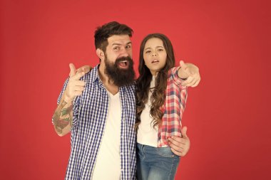 Çocuk ve babası arkadaşlarım. Ebeveynlik gol. Mutlu çocukluk. Babalar günü kavramı. Güzel baba ve sevimli çocuk sakallı. Neşeli bir aile. Mutlu Babalar günü. Baba ve kızı kırmızı zemin üzerine sarılmak