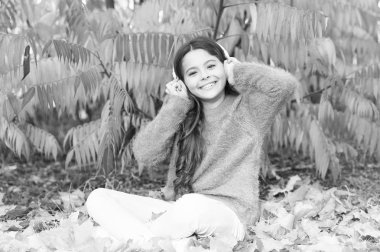 Müzik olan aşkım. Sonbaharda mutlu küçük kız. Müzik dinle küçük kız. Mutlu çocuk giyim kulaklıklar. Sonbahar günü küçük müzik fan. Benim müzikal deneyim