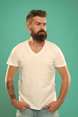 Sakal şekillendirme sağlar. Sakal moda ve Kuaför kavramı. Adam hipster şık sakal turkuaz arka plan sakallı. Kuaför ipuçları sakal korumak. Şık sakal ve bıyık bakım. Hipster görünüm