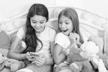 Mutlu anı yakalamak. Kız gibi boş zaman mutlu çocukluk. Kızlar smartphone ile modern teknolojisini kullanır. Selfie almak sağlar. Selfie fotoğraf arkadaşlar sosyal ağ göndermek. Çocuklar selfie alarak ve having fun
