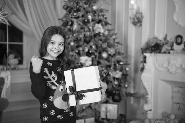 Menina criança gosta de presente de Natal. No Natal. O miúdo aproveita o feriado. Feliz Ano Novo. pequena menina feliz no Natal. Na manhã anterior ao Natal. Férias de Ano Novo. Feliz Natal. Compras de Natal — Fotografia de Stock