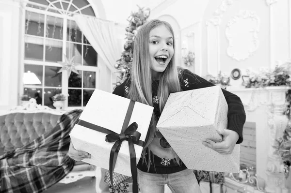 Niño disfrutar de las vacaciones. Árbol de Navidad y regalos. Feliz año nuevo. El mundo entero en un solo toque. El invierno. compras en línea de Navidad. Vacaciones familiares. La mañana antes de Navidad. Niña. — Foto de Stock