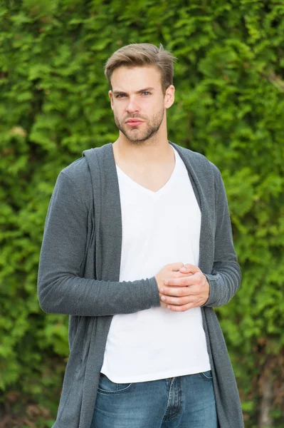 Simplicité, bon goût et toilettage. L'homme sait ce qu'est la vraie beauté. Beau visage d'homme non rasé et cheveux blonds élégants. Beau caucasien homme nature fond vert. barbu gars style décontracté — Photo