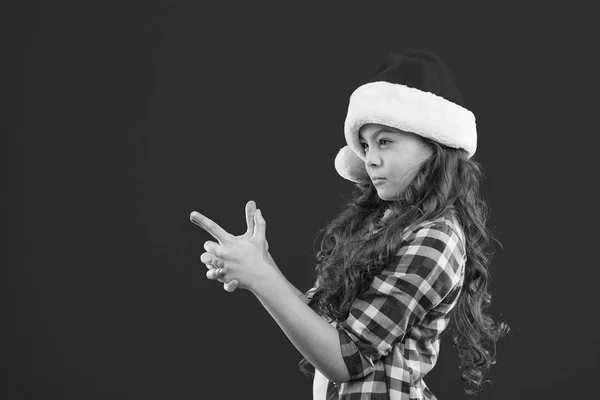 Criança em Papai Noel. Compras de Natal. Boas férias de inverno. Menina pequena. Presente para o Natal. Infância. Festa de Ano Novo. Miúdo do Pai Natal. A brincar aos miúdos. Tudo o que quero para o Natal — Fotografia de Stock