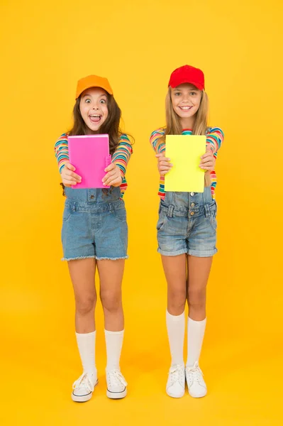 Effective study groups help students learn material deeper. Kids girls with books study together. Study group can help solidify and clarify material. Back to school. Learning foreign languages — Stock Photo, Image