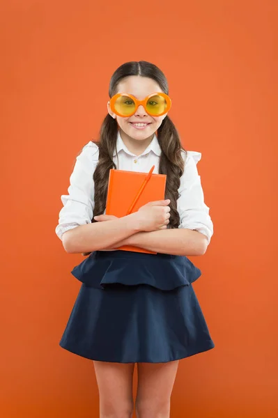 Dit is mijn boek. klein kind met notebook. literatuur lessen onderwijs. schrijven in de werkmap. kinderen literatuur. informatie ophalen uit boek. Gelukkig schoolmeisje in uniform en partij bril — Stockfoto