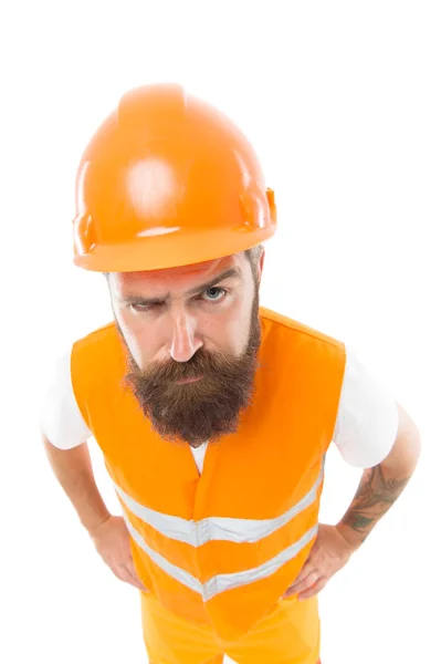 Costruttore lavoratore fiducioso e di successo. Concetto di attrezzatura protettiva. Costruttore godere di successo. Forte bel costruttore. Creare solide fondamenta. Uomo cappello rigido protettivo e sfondo bianco uniforme — Foto Stock