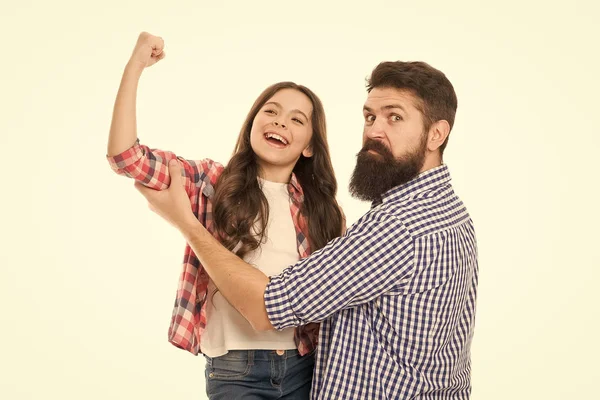 Fuerte como mi padre. Concepto del día de los padres. Padre encantador y linda familia fuerte niño. Padre e hija abrazan fondo blanco. Los mejores amigos de papá y niño muestran un gesto bíceps. Paternidad e infancia — Foto de Stock