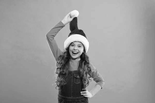 Niña con sombrero de santa. Fiesta de año nuevo. Chico Santa Claus. Felices fiestas de invierno. Niña pequeña. Regalo para Navidad. Infancia. Compras de Navidad. Celebrando el Año Nuevo juntos. Ventas de Navidad — Foto de Stock