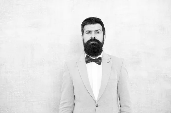 Glamour hipster man met baard. Tuxedo fashion look. bebaarde man hipster in strikje. Gentleman gaan op Love date. bruid bruidegom op huwelijksfeest. volwassen zakenman in blauwe jas. Helemaal knap — Stockfoto