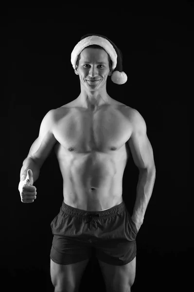 Homme musclé sexy en chapeau de Père Noël. Présent pour Noël. Fête du Nouvel An. Père Noël, mec. Joyeuses vacances d'hiver. Rouge. Les courses de Noël. Sois forte. Composition de Noël. Amusement de Noël — Photo