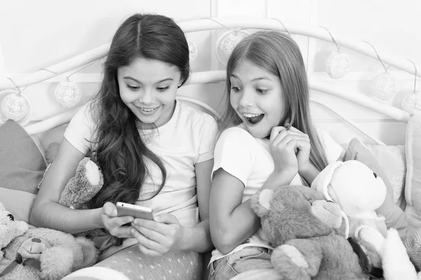 Mutlu anı yakalamak. Kız gibi boş zaman mutlu çocukluk. Kızlar smartphone ile modern teknolojisini kullanır. Selfie almak sağlar. Selfie fotoğraf arkadaşlar sosyal ağ göndermek. Çocuklar selfie alarak ve having fun