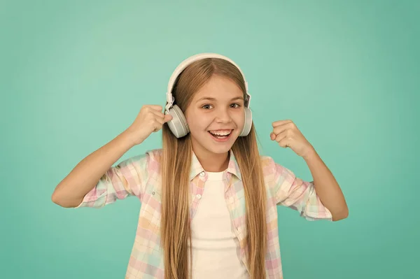 Para uma agradável exposição musical. Criança escutando música. Criança feliz gosta de música tocando em fones de ouvido. Adorável fã de música. A música deixa-a feliz — Fotografia de Stock