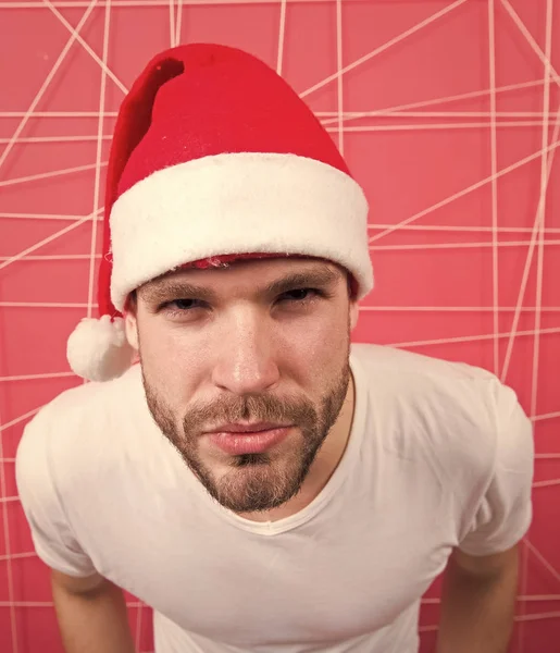 クリスマス プレゼントのサンタの帽子の男を待ちます。クリスマスのオンライン ショッピング。明けましておめでとう。クリスマス前に朝。幸せなサンタ男。配信クリスマス プレゼント。メリークリスマス。これを見て下さい。親愛なるサンタ — ストック写真