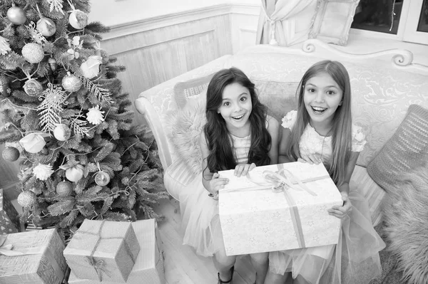 멋진 놀라게. 작은 귀여운 여자 휴가 선물을 받았습니다. 최고의 장난감 및 크리스마스 선물입니다. 아 이들이 작은 자매 선물 상자 인테리어 배경 개최. 어린이 친구 들의 선물을 풀고 흥분 — 스톡 사진