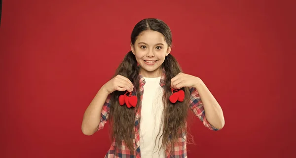 Celebração perfeita. Dia dos Namorados. Cor vermelha. Menina pequena com olhar bonito. menina feliz. Amor e família. Felicidade infantil. Férias de Fevereiro. Dia das crianças. Criança feliz com coração decorativo — Fotografia de Stock