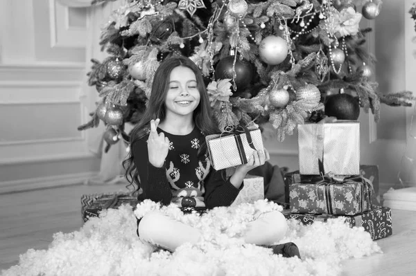 Pequena menina feliz no Natal. Feliz Ano Novo. Na manhã anterior ao Natal. Férias de Ano Novo. No Natal. O miúdo aproveita o feriado. menina criança gosta de presente de Natal. Assistindo presentes de Natal — Fotografia de Stock