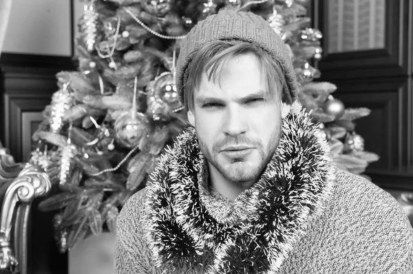 Facet w kapeluszu, sweter, blichtr Boże Narodzenie drzewo — Zdjęcie stockowe