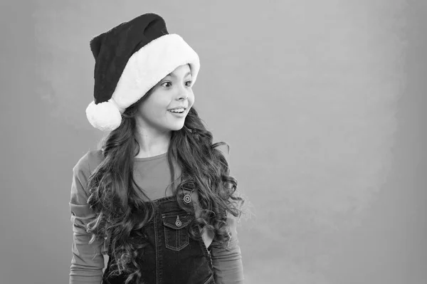 New year party. Santa claus kid. Little girl child in santa hat. Present for Xmas. Childhood. Happy winter holidays. Small girl. Christmas shopping. Tis the season to be Jolly. copy space. — Stock Photo, Image