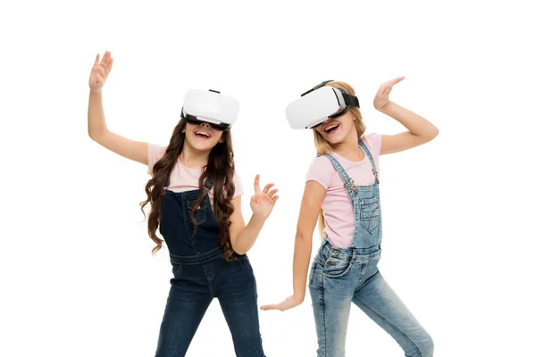 여자 어린 아이들은 VR 안경 흰색 배경을 착용합니다. 가상 교육 개념입니다. 현대 생활. 가상 공간에서의 상호 작용. 사이버 게임. 증강 현실 기술. 가상 현실은 흥미 롭습니다. — 스톡 사진