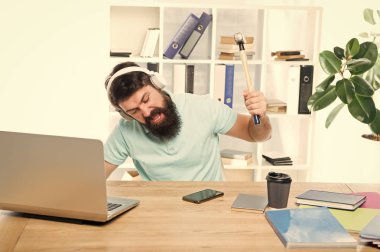 Sinir bozucu müşteri arıyor. Adam sakallı adam kulaklık ofis akıllı telefon üzerinde salıncak çekiç. Bozulmuş iletişim. Başarısız mobil görüşmeler. Çağrı merkezindeki iş ile ilgili en sinir bozucu şey. Gelen arama