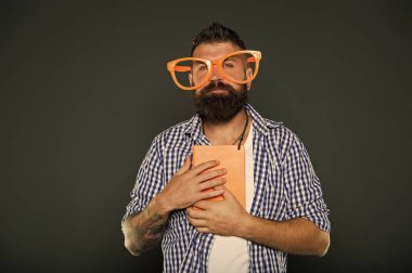 Eğlenceli bir çalışmadır. Hipster sakallı adam komik gözlük Not Defteri veya kitap tutun. Bu kitabı okuyun. Çizgi roman ve mizah duygusu. Dersler yetişkin eğitimi. Kendi eğitim kavramı. Edebiyat kulübü. Hobi olarak kitap okumak