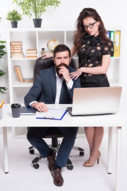 Birlikte başlangıç işi yürütüyoruz. Kendine güvenen işadamı ve yeni kurulan şirkette çalışan seksi kadın. Başlangıç proje yöneticileri ofiste. Başlangıç veya başlangıç kurucuları