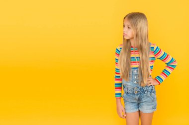 Boş alana bakıyorum. Ürün sunumu. Çocuk sakin yüz kopya alanı bakarak. Kız ürün tahmin. Ticari reklam. Promosyon konsepti. Çocuklar için ürün tanıtımı. Ürünü piyasaya sürme