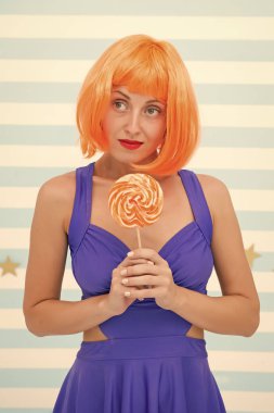 Deli kız oynak ruh halinde. Eğleniyor turuncu saçlı kız moda. mutlu pinup modeli ile lolipop elinde. Lolipop güzel kızla. Seksi kadın. düşünme. Tatlı rüyalar. Parti zamanı.