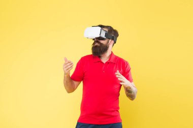 Sanal gerçeklik kulaklığı ile Hipster. Siber uzayı keşfedin. Sanal iletişim. Sanal simülasyon. Dijital teknoloji. Hayallerinin gerçeğe dönüştüğü yer. Oyun için Vr. Vr gözlük adam oyunu