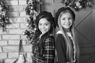 Fransız stili simgeler. Moda güzellik bak kızlarla. Fransız kız tarzı. Küçük kızlarla uzun saç stili için yeni yıl partisi. Küçük çocuklar yeni yıl arifesinde. Şık Fransız bere küçük çocuk giyim