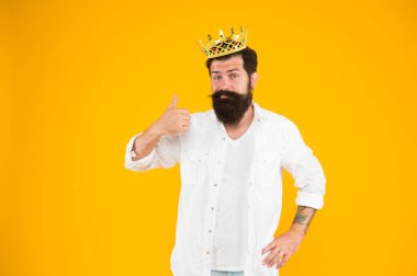 Egoist bencil adam. Beyaz elbiseli sakallı adam. Kendini öneme sahip bir his. Sorumluluk kral olmak. Yakışıklı sakallı kral. Üstünlük kompleksi. Narsist biri. Kendini sev. Kral tacı