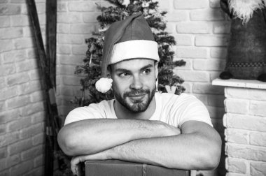 Xmas önce sabah. mutlu Noel Baba adam. teslimat Noel hediyeleri. Online Noel alışveriş. Ağaç ve hediyeler ile yeni yıl sahne. oğlan santa şapka içinde Noel hediyesi. Noel kompozisyon