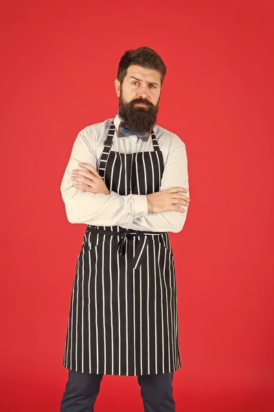 Acımasız bir barmen. Hippi tarzı sakallı barmen. Şık iş üniforması giyen ciddi bir barmen. Restoran bar çalışanları. Garson ya da barmen. Size hizmet etmeye hazırım. — Stok fotoğraf