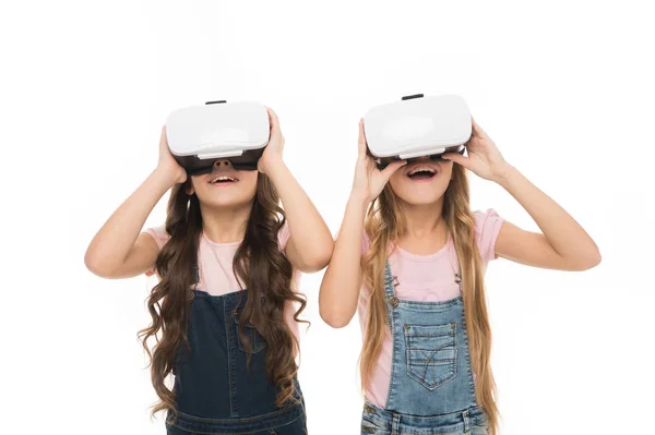 A próxima geração de realidade virtual. Meninas usando fones de ouvido de realidade virtual. Crianças pequenas usando dispositivos de realidade virtual. Simulação de realidade virtual fornece uma experiência verdadeiramente interativa — Fotografia de Stock