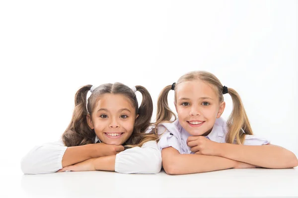 Hermosa e inteligente. Colegialas en trenzas. Lindas niñas sonriendo aisladas en blanco. Niñas felices en la escuela. Adorables niñas en clase —  Fotos de Stock