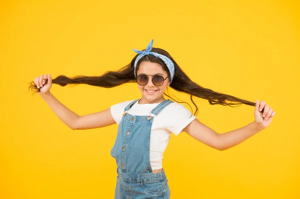 Cabelo forte. Miúdo bonito menina da moda. Conceito de moda de verão. Menina longo cabelo encaracolado óculos de sol amarrado cachecol cabeça. Tendência moda. Podes ter tudo o que quiseres se te vestires para isso. Pequena fashionista — Fotografia de Stock