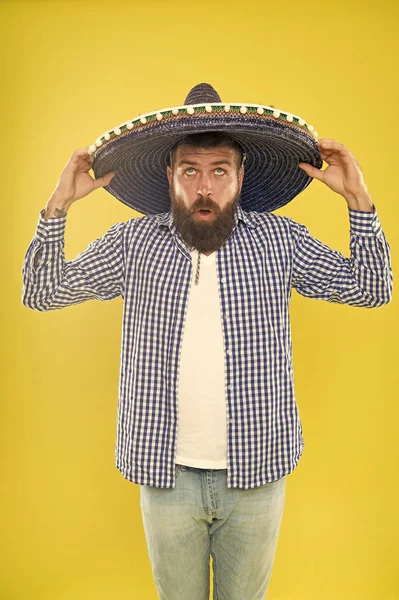 Γιορτάστε μεξικάνικες διακοπές. Μεξικάνικη γενειοφόρο έτοιμοι να γιορτάσουμε. Έθιμα και παραδόσεις. Μεξικάνικο καπέλο sombrero φθορά άνθρωπος. Φεστιβάλ διακοπές ταξίδια και διακοπές. Συμμετάσχετε fest. Έννοια του μεξικάνικου πολιτισμού — Φωτογραφία Αρχείου