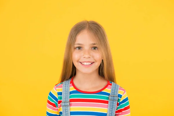 Gelukkige kindertijd. Universele Kinder dag. Kinderopvang. Briljante glimlach. Kind vrolijk vrolijk gezicht. Meisje schattig glimlachend gelukkig gezicht. Kid charmante glimlach. Meisje lang haar vrolijke gelukkig Copy ruimte — Stockfoto