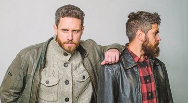 Liderlik kavramı. Gerçek dostluk olgun arkadaşlar. Erkek arkadaşlık. Acımasız sakallı erkek deri ceket giymek. Gerçek erkekler kardeşlik ve güven. Güven ve destek. Acımasız adam dostluk