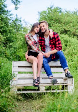 Parkta romantik bir randevu. Yaz tatili. Birlikte güzel bir hafta sonu geçiriyoruz. Gençler takılır. Erkek arkadaş ve kız arkadaş aşık. Aşk ve romantizm kavramı. Aile hafta sonu. Aşık çift bankta oturuyor