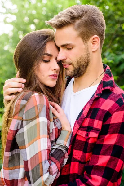 Disfrutando de la intimidad. Concepto de fecha romántica. Gente hermosa. Felices juntos. Pareja enamorada. Acurrucarse con cariño. Hombre hipster y mujer guapa enamorada. Vacaciones de verano. Enamórate. Sentimientos puros —  Fotos de Stock