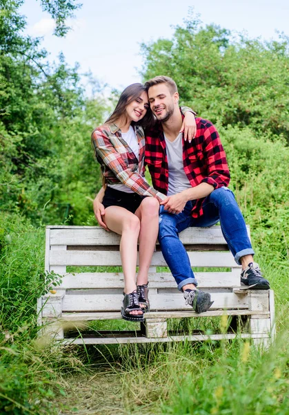 Parkta romantik bir randevu. Yaz tatili. Birlikte güzel bir hafta sonu geçiriyoruz. Gençler takılır. Erkek arkadaş ve kız arkadaş aşık. Aşk ve romantizm kavramı. Aile hafta sonu. Aşık çift bankta oturuyor