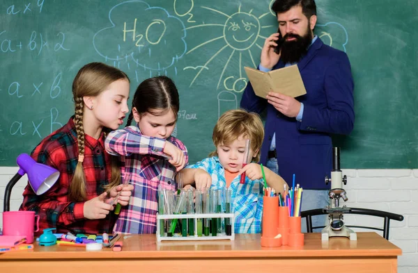 Formale Bildung. Chemie-Unterricht. Gruppeninteraktion und Kommunikation. Förderung wissenschaftlicher Interessen. praktisches Wissen. Unterrichten von Kindern, die wichtiges Wissen teilen. Mit Erfahrung kommt Wissen — Stockfoto