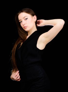 doğal güzellik. esmer saçlı güzel bir kadın. moda modeli portre. cilt bakımı kozmetik ve makyaj. şehvetli kadın siyah izole. kuaför salonu. Serin ve seksi