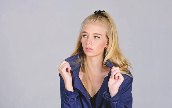 Måste ha koncept. Kvinna makeup ansikte blonda hår poserar kappa med krage. Fashionabla päls. Kläder och accessoarer. Girl Fashion modell Wear Coat för vår och höstsäsongen. Trenchcoat modetrend — Stockfoto