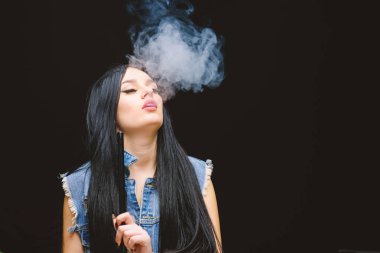 nargile barı. Elektronik sigara. siyah arka planda duman üfler. Kötü alışkanlık. Kadın buharı. sağlıksız bağımlılık. Tabacco ilacı. seksi kadın sigara puro. kopya alanı. Uyuşturucubenden uzak dur.