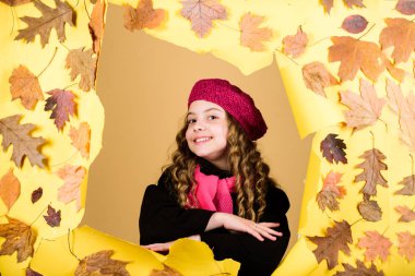 Kız sevimli moda sonbahar ceket. Romantik bir ruh hali. Sıcak ceket veya ceket giyen çocuk arka plan bırakır düştü. Sonbahar kıyafeti. Sonbahar gününün tadını çıkarın. Moda mağazası. Kıyafet al. Çocuk kız ceket giymek