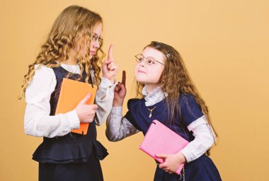 dedikoducu kızlar. hometwork birlikte. kağıt klasörü ile küçük kızlar. günlük notları için not defteri. çalışma dersi. Okuldan beri en iyi arkadaşlar. bilgi ve eğitim. Okula geri dön. dedikodu ve gizli